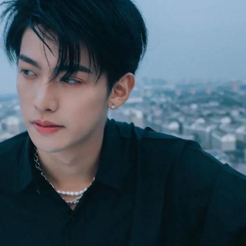 娱乐吃瓜酱开朗大男孩,揭秘开朗大男孩的欢乐生活